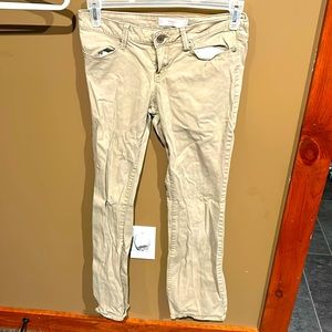 No Boundaries kaki dress pants. Size 9. Very comfortable!